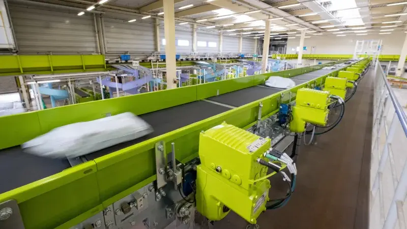 9MD1527_conveyor-line-with-bags-6904-800x450